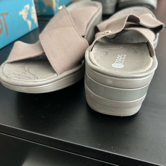 Bzees crisscross sandals 9 Gray - Picture 3 of 3